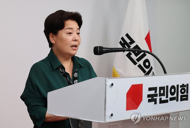 브리핑하는 윤희숙 혁신위원장