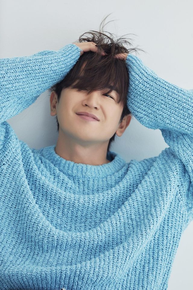 첫 개인전 연 가수 겸 미술 작가 이민우