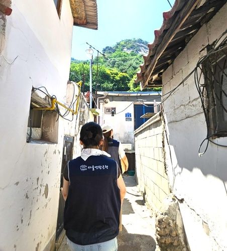 재난 키트 나눔 대상자 찾아가는 연탄은행 직원들