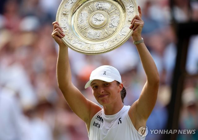 우승컵을 든 시비옹테크