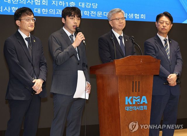 답변하는 이선우 비대위원장