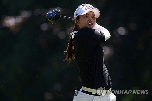 공의 방향을 쫓는 최혜진.