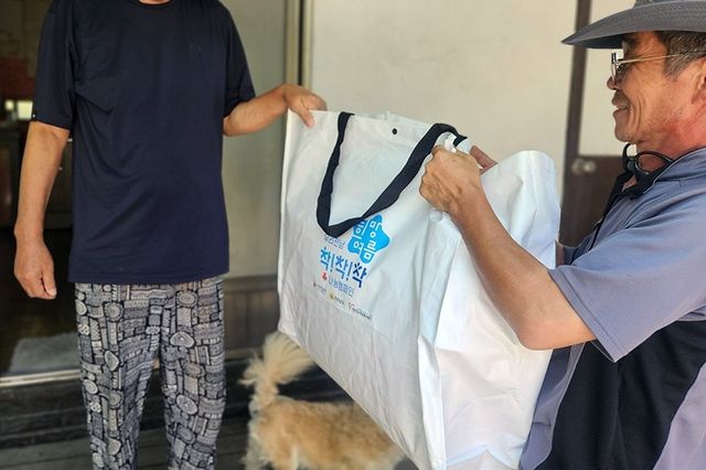 냉방 용품 전달