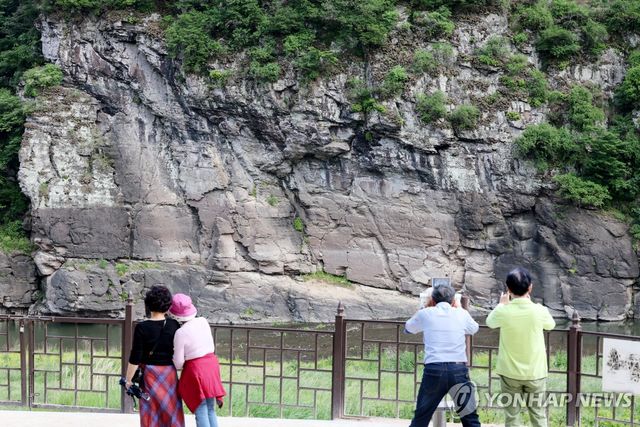 반구대 암각화 찾은 관광객