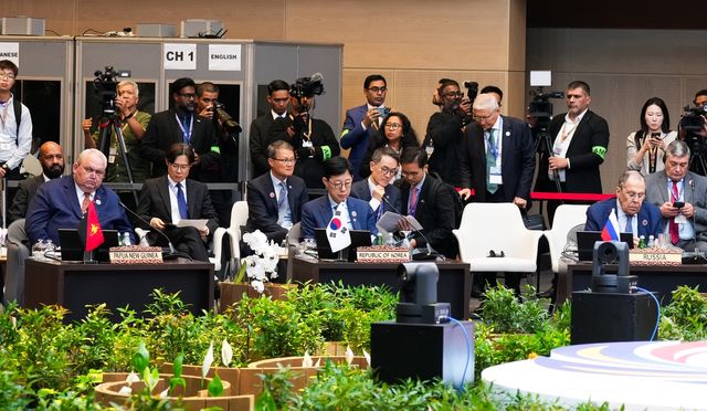 말레이시아서 열린 ARF 참석한 박윤주 외교차관(가운데)