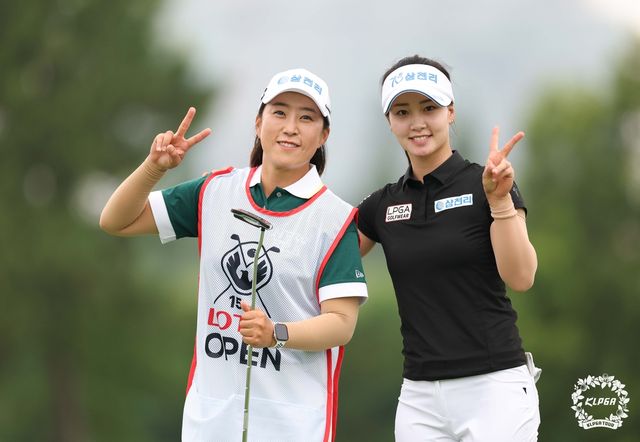 정지현의 캐디를 맡은 김해림.