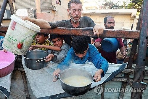 구호품 받으려는 가자 주민들