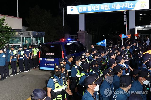 서울구치소 들어가는 윤석열 탑승 차량