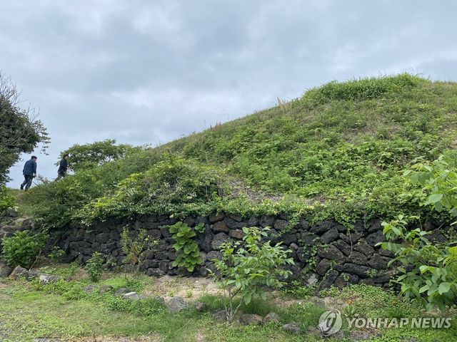 제주시 평대 마을 안의 해안사구 언덕