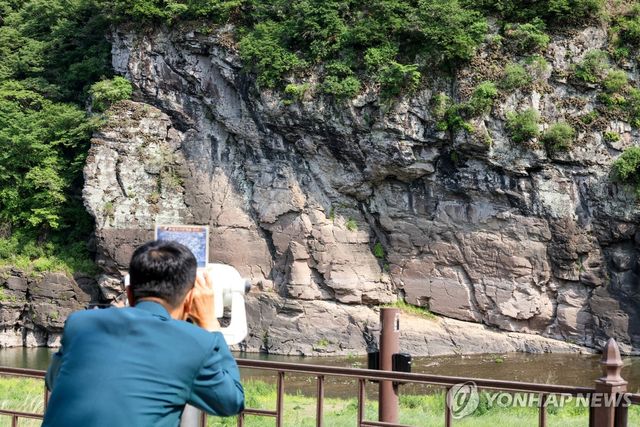반구대 암각화 보는 관광객