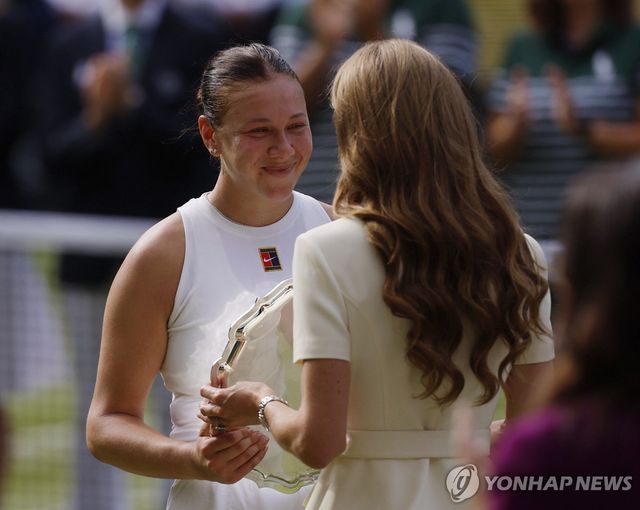 케이트 미들턴 영국 왕세자빈과 인사하는 아니시모바(왼쪽)