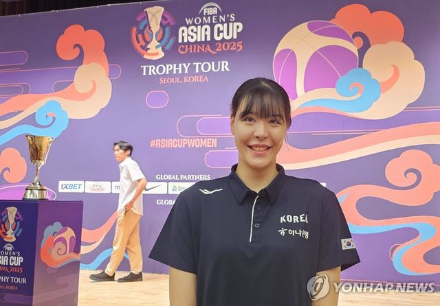 포즈 취하는 여자농구 대표팀 박지수