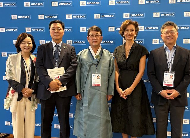 유네스코 사무총장, '반구천의 암각화' 세계유산 등재 축하