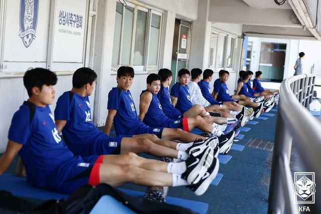 12일 성남종합운동장에서 회복하는 축구 대표팀 선수들