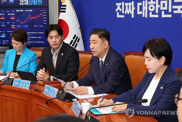 최고위원회의에서 발언하는 김병기 당 대표 직무대행