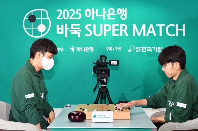 신진서(오른쪽) 9단이 박정환을 9단을 꺾고 하나은행 슈퍼매치에서 우승했다.