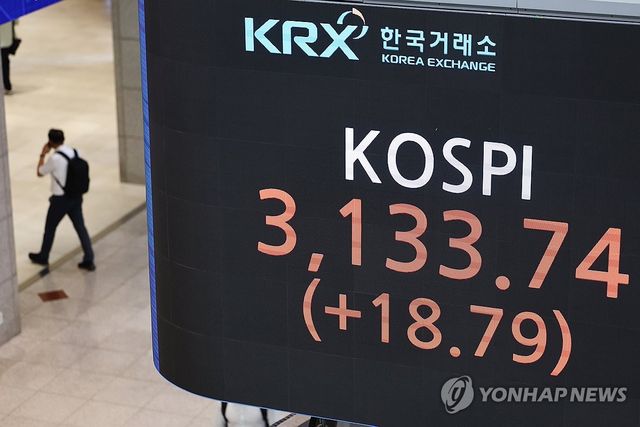 서울 여의도 한국거래소 현황판 아래를 걷는 행인