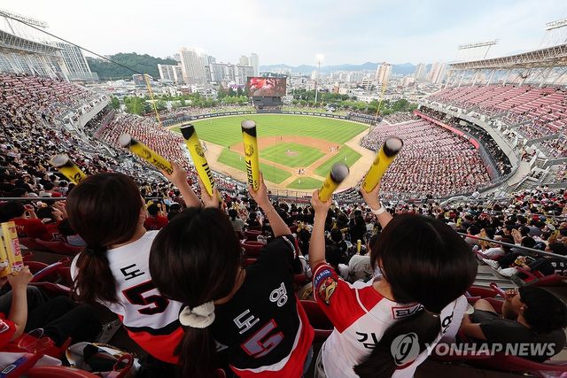 KIA 타이거즈 유니폼 입은 관중들