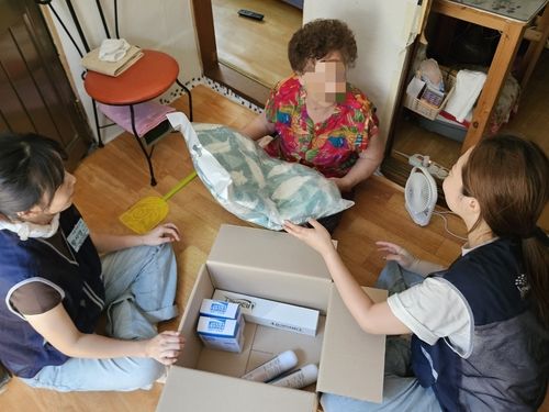 여름용 차렵이불을 받은 할머니