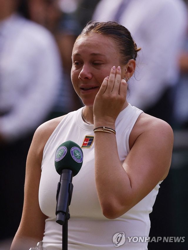 시상식에서 눈물을 흘리는 아니시모바