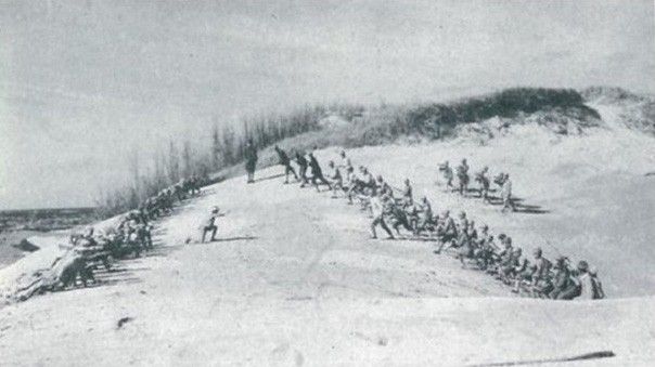 학생들이 단지모살 사구에서 군사훈련을 받는 장면