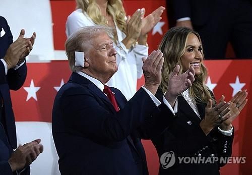 작년 7월 전당대회서 며느리와 나란히 자리한 트럼프