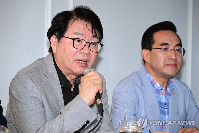 기자간담회서 발언하는 이한주 국정기획위원장