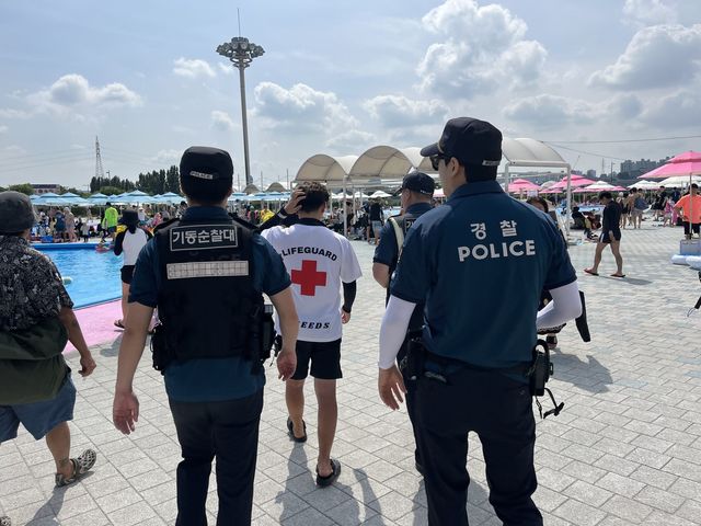 한강 수영장·물놀이장 점검하는 경찰