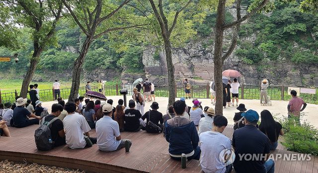 방문객으로 북적이는 반구대 암각화