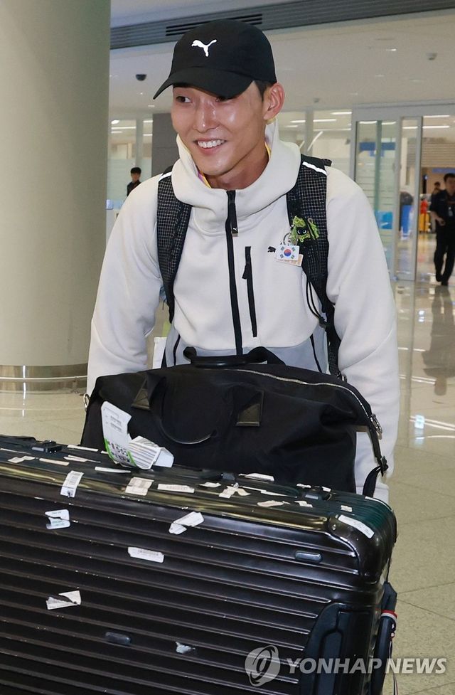 밝은 표정으로 귀국하는 우상혁