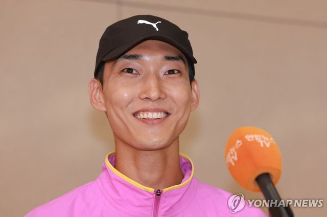 인터뷰하는 높이뛰기 우상혁