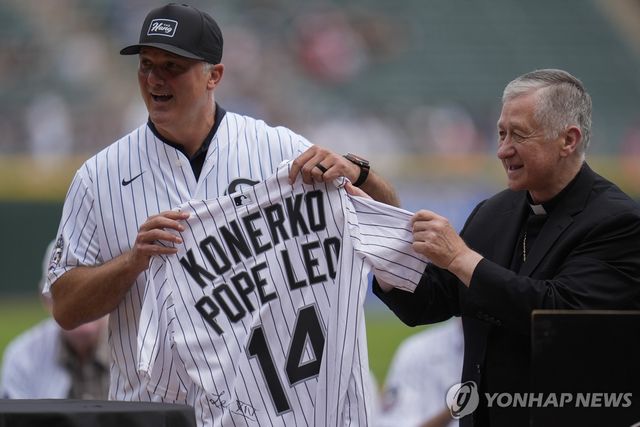 '등번호 14번' 폴 코너코에게 유니폼을 선물한 교황 레오 14세