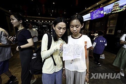 암송대회를 준비 중인 엄마와 딸