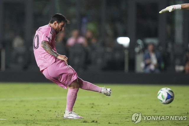 메시의 프리킥 득점 장면.