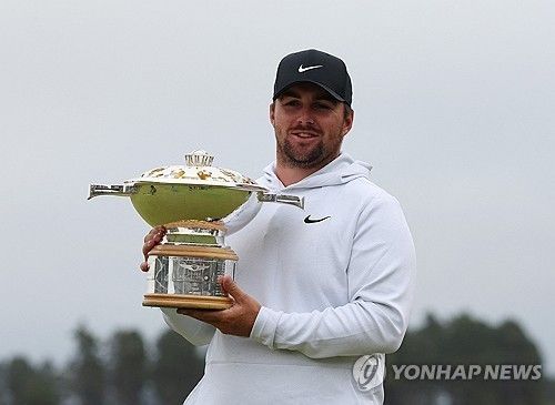 우승 트로피를 든 고터럽.