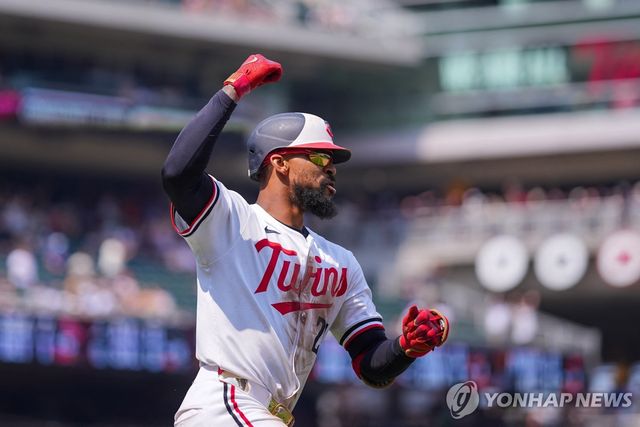 사이클링 히트를 홈런으로 완성한 미네소타 바이런 벅스턴