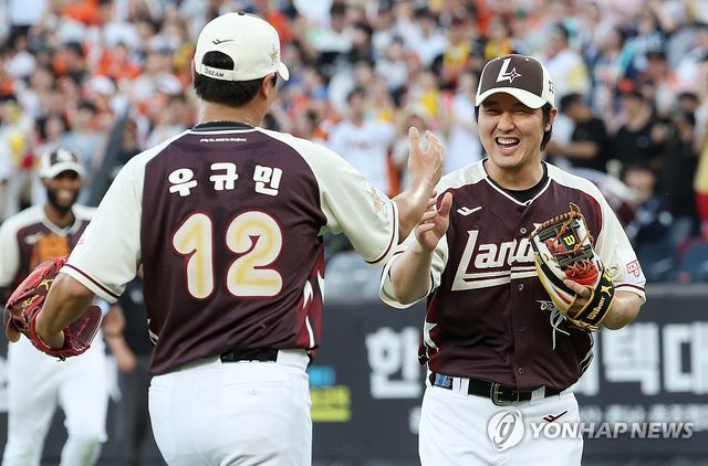 투수와 3루수의 인사