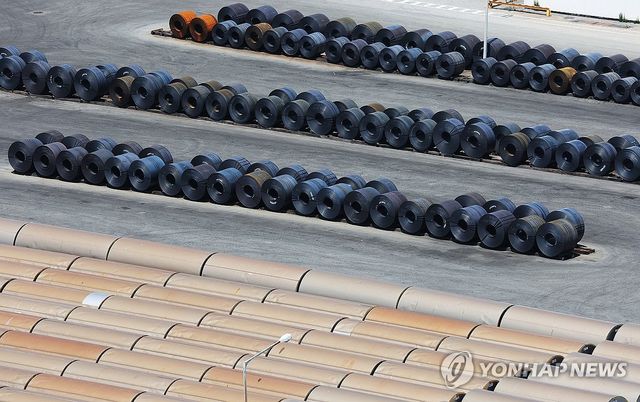 평택항에 쌓여 있는 철강제품들