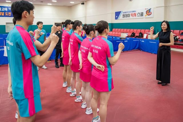 선수들에게 파이팅 외치는 김주연 대학탁구연맹 회장(오른쪽)