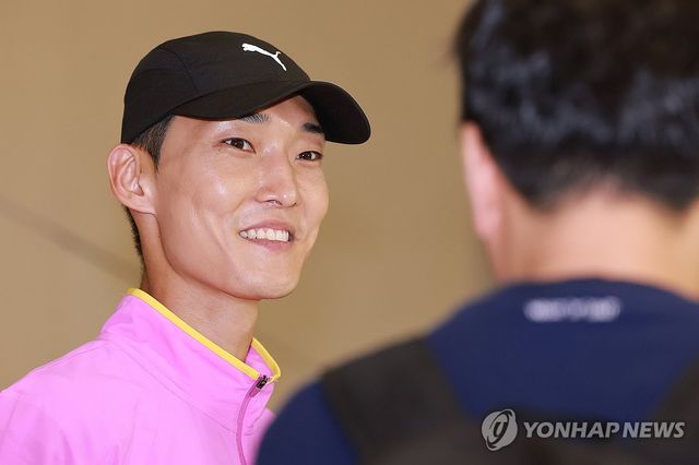 귀국해 인터뷰하는 우상혁