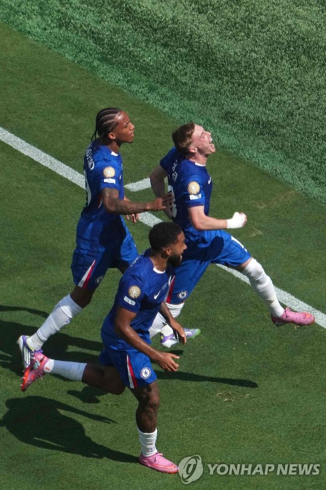 기뻐하는 첼시 선수들