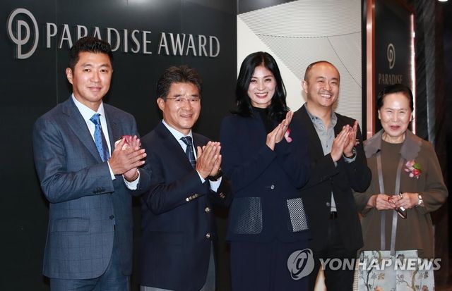 2016년 '제10회 파라다이스상' 수상한 임흥세 감독(왼쪽에서 두 번째)