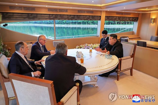 김정은, 러 외무장관 라브로프 접견