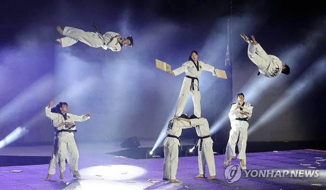 지난 8일 춘천세계태권도문화축제 환영 '격파 시범'