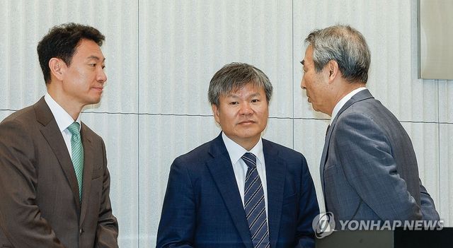 대화하는 민중기 특검팀