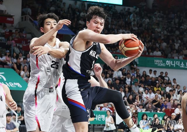 리바운드 잡는 이현중