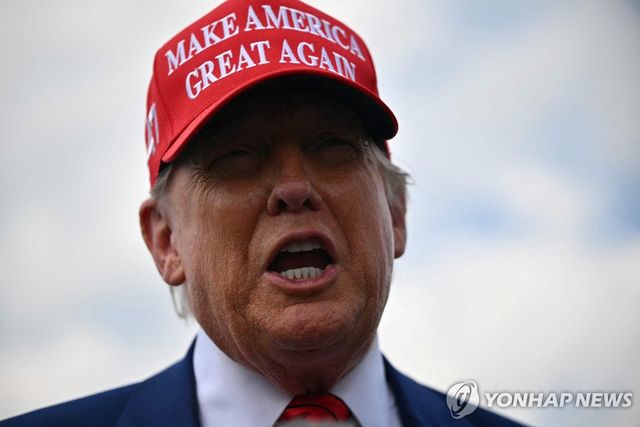 MAGA 모자 쓴 트럼프 