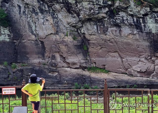 반구대 암각화 관찰하는 어린이