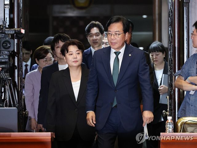 의원총회 입장하는 송언석 비대위원장과 윤희숙 혁신위원장