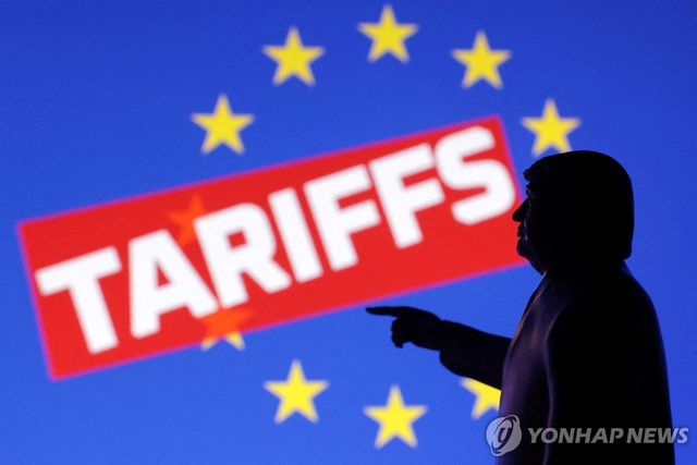 트럼프 미니어쳐 뒤로 보이는 '관세' 글자